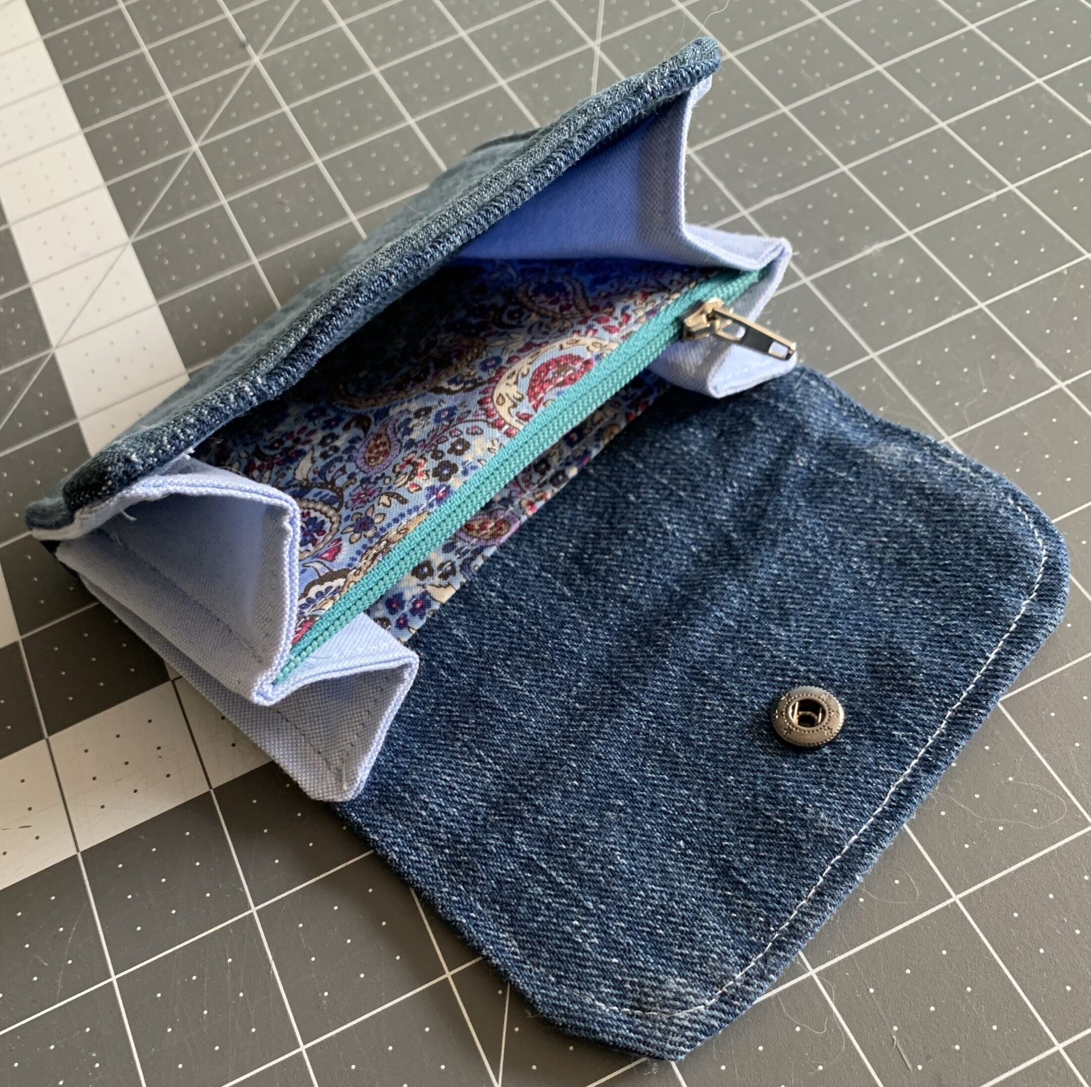 Pung af jeans og skjorte